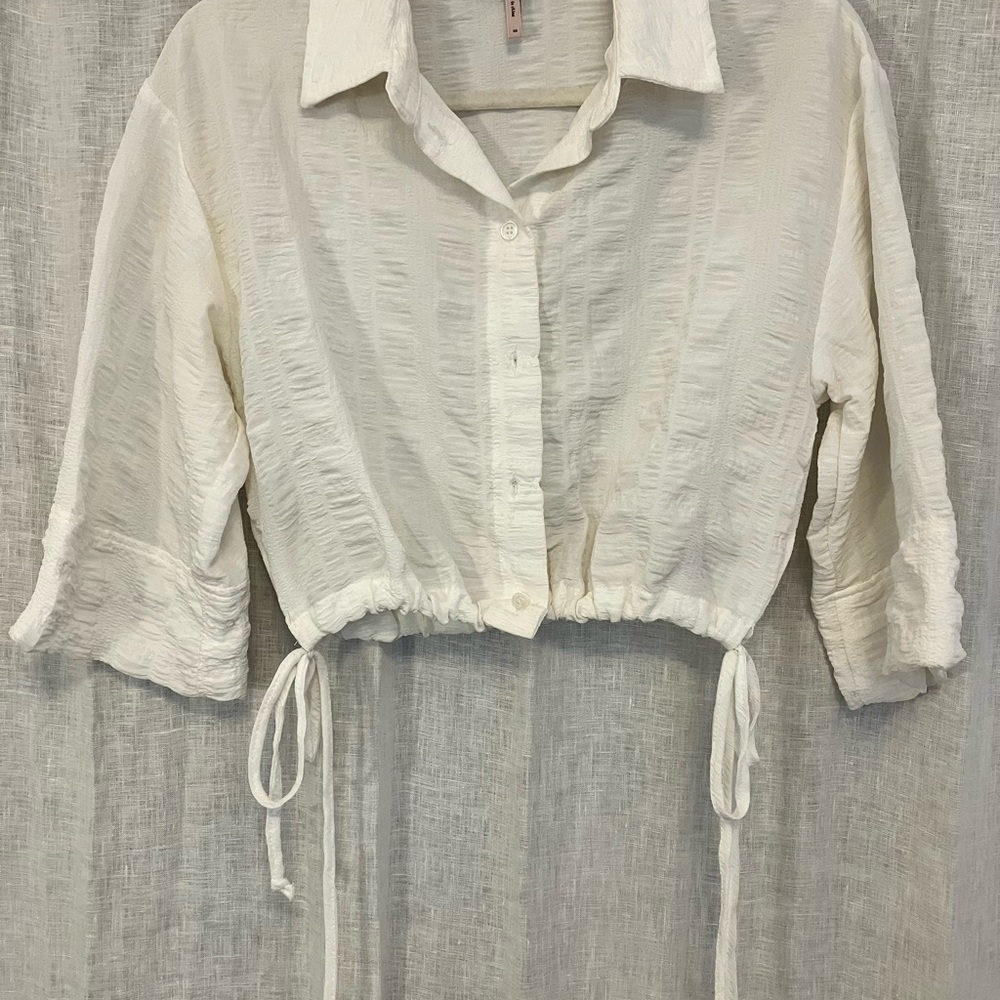 BCBGeneration Women's Cream Button-Up Crop Top